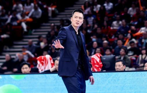 尊龙-记者：费内巴切仍在和曼城谈阿克转会费，预计700万+150万镑