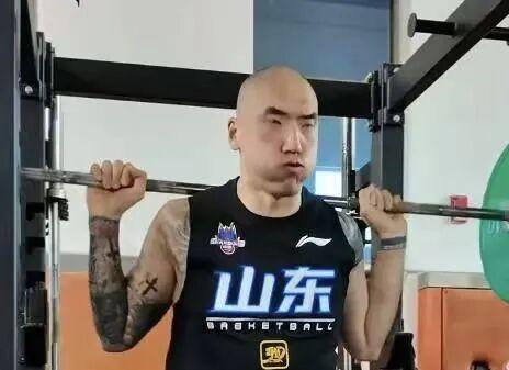 领先16分又白费!马刺好悬啊,尼克斯半场追到只差5分,文班9+9