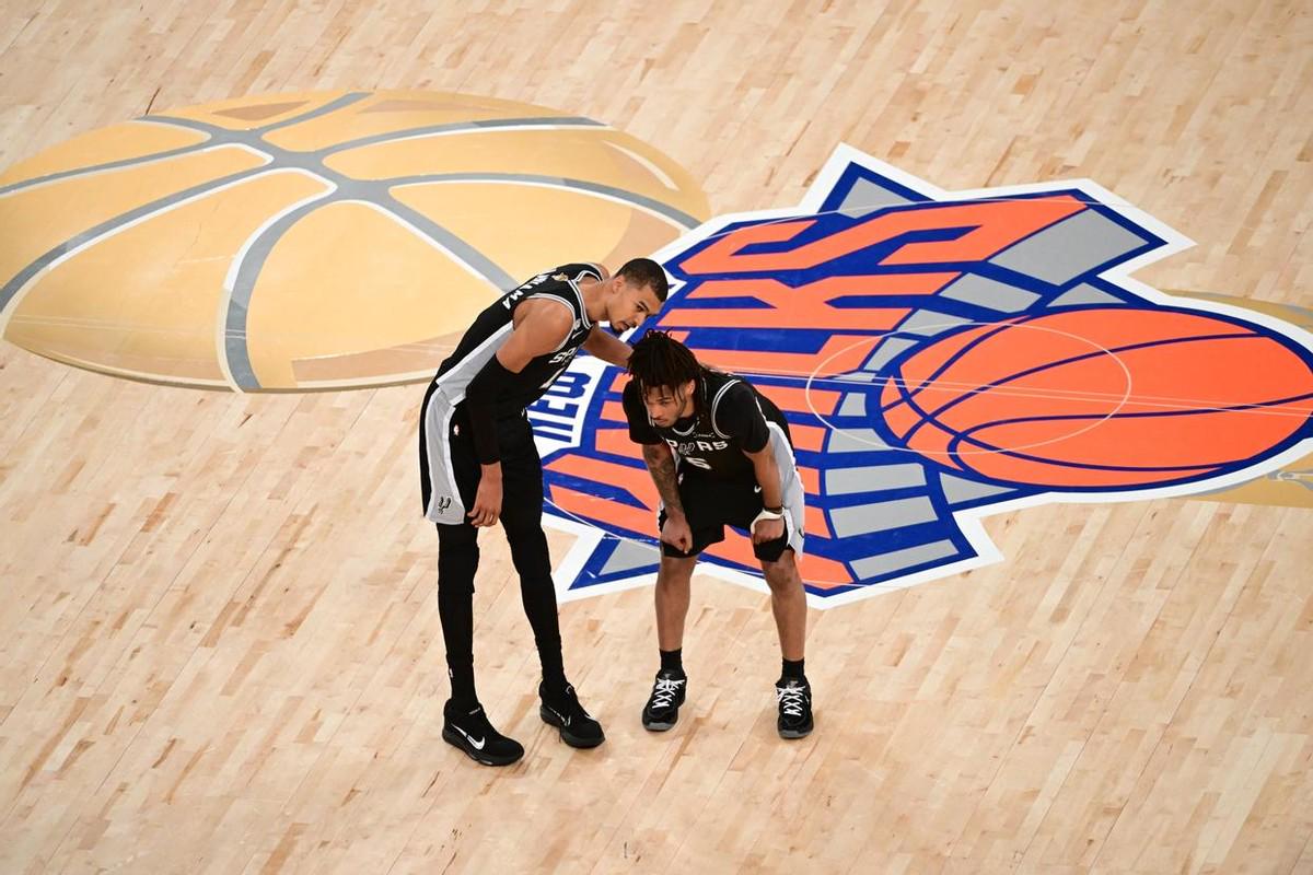 尼克斯队时隔53年NBA再夺冠,中锋罗宾逊晒比赛前酒店抓蛇视频