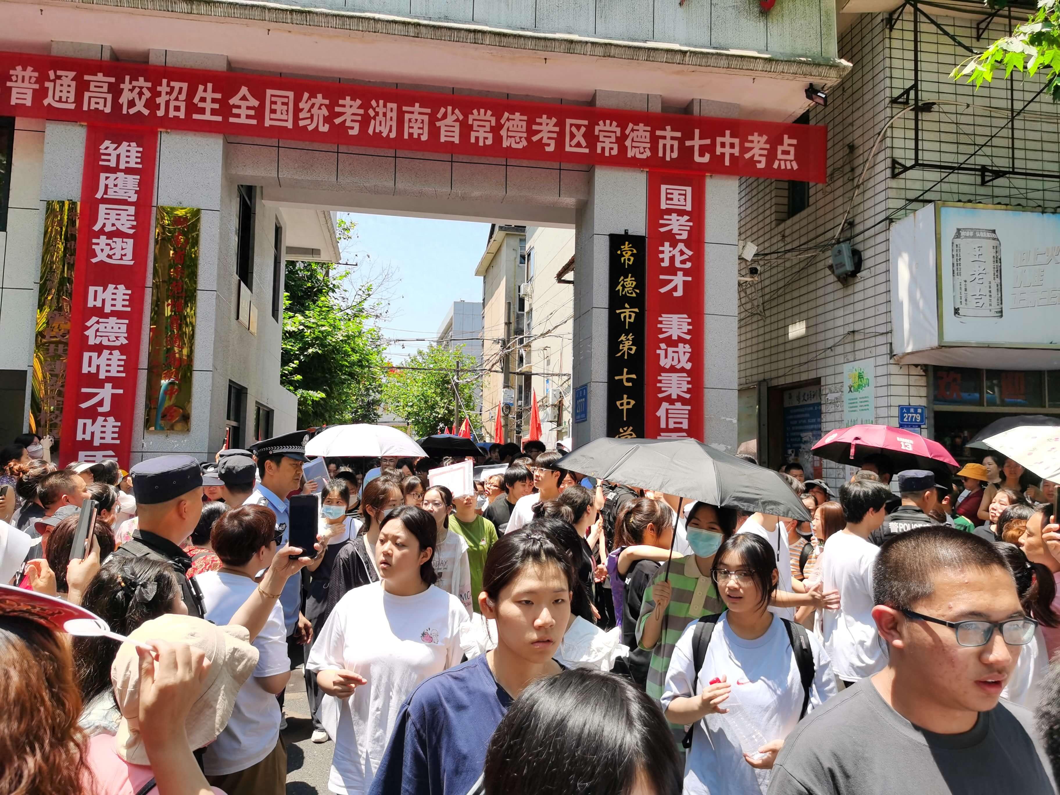 来真的?一马刺球迷报警让警察把福克斯抓起来