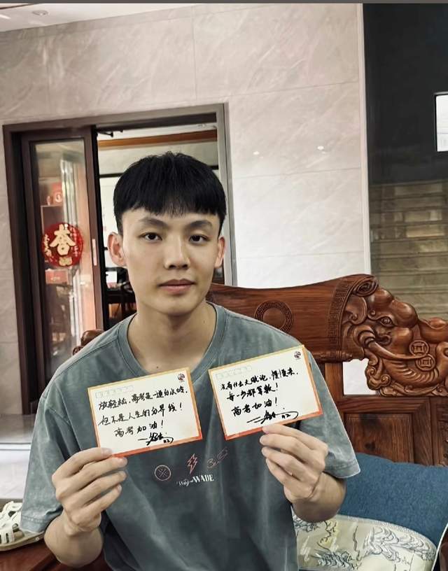 尊龙丢冠难以接受!马刺输球后主力直接离场,索汉一路狂追未如愿