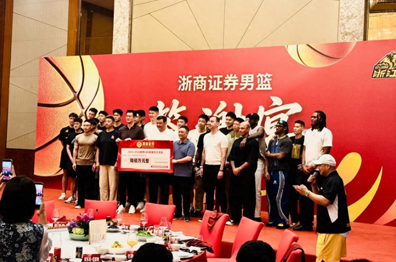 曝马刺考虑交易福克斯