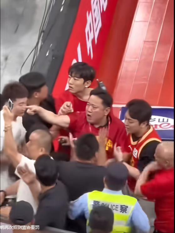 老鹰1年1400万美元留住澳洲中锋，他们也是付出了不小的代价？