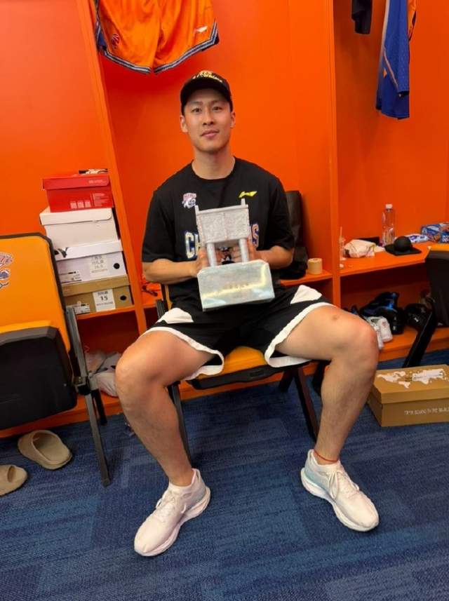 库里发文祝贺前助教布朗:尼克斯53年首冠背后的师徒情